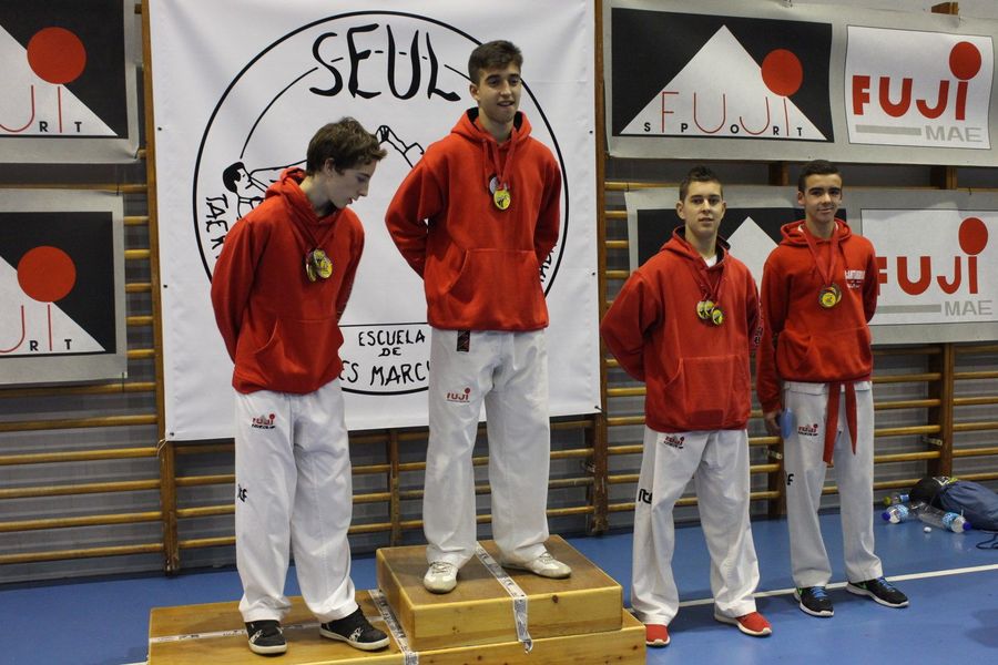 22-11-14 Entrega Medallas May (34).jpg